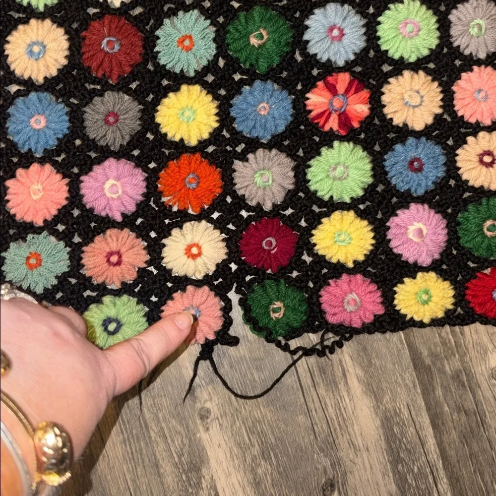 vintage-handmade crochet throw blanket / floral granny squares